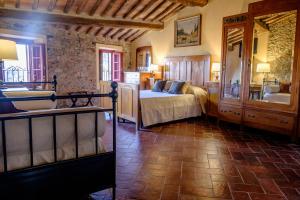 ein Schlafzimmer mit einem Bett in einem Zimmer in der Unterkunft San Gennaro Castello in San Gennaro