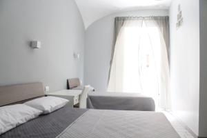 - une chambre blanche avec un lit et une fenêtre dans l'établissement B&B La casa di Cò, à Naples