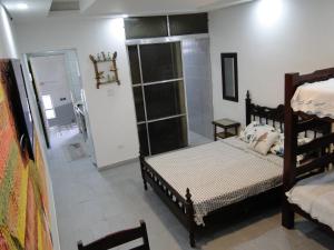 - une chambre avec 2 lits superposés et une salle de bains dans l'établissement Edificio Edmeia, à Praia Grande