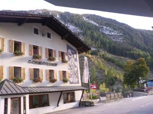 un edificio al lado de una montaña en Hotel Gomagoierhof, en Stelvio