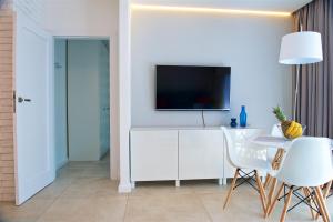Televízia a/alebo spoločenská miestnosť v ubytovaní Sea Cliff Apartment Rewal