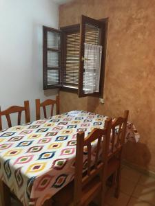 ein Esszimmer mit einem Tisch und Stühlen in einem Zimmer in der Unterkunft Apartament Cala Magda Sant Llorenç de Montgai in Sant Llorenç de Montgai
