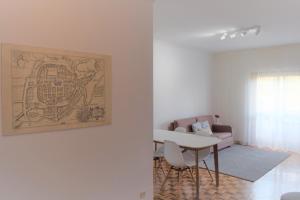 a white living room with a table and a couch at Braga centro - apartamento espaçoso e confortável - Todas as comodidades in Braga