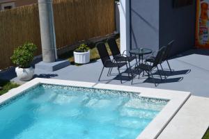 Bazén v ubytování 4 apartmens private pool 20people max nebo v jeho okolí