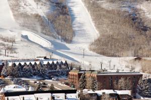 una estación de esquí con una pista de esquí cubierta de nieve en Shadow Ridge, en Park City