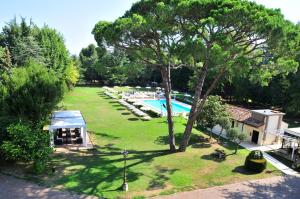 una vista aérea de un gran patio con piscina en Park Hotel Villa Giustinian, en Mirano