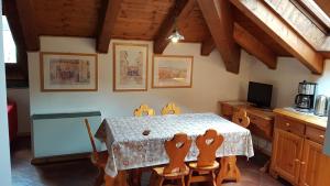 een eetkamer met een tafel en stoelen in een keuken bij Residence Carola in Mezzana