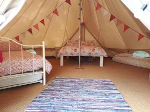 Un pat sau paturi într-o cameră la Acorn Wood Glamping