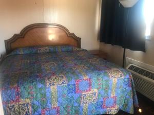 Postel nebo postele na pokoji v ubytování Lone Pine Motel