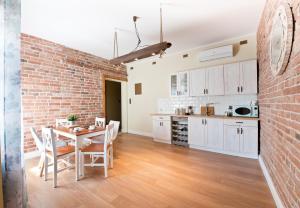 a kitchen and dining room with a brick wall at Apartament Starówka 2 in Toruń