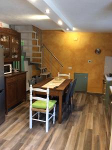 eine Küche und ein Esszimmer mit einem Tisch und Stühlen in der Unterkunft casamariu in Lucca