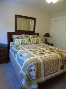 una camera con un grande letto e uno specchio di Aloha KAI - Resort Condo a Kihei