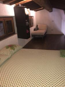 een kamer met een bed, een bank en een stoel bij Laura's in Sesto Fiorentino