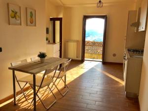 a kitchen and dining room with a table and chairs at La Pietra Verde in Pietrapertosa