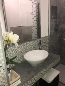 uma casa de banho com um lavatório branco num balcão em Laura's em Sesto Fiorentino