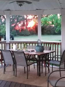 Balkón nebo terasa v ubytování Kokomo Farms + 52 fotografií