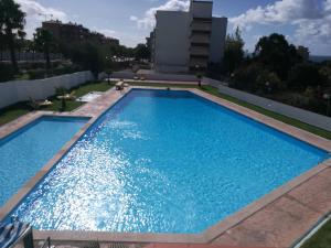 Completely renovated apt ☼ pool, parking, balconyの敷地内または近くにあるプール