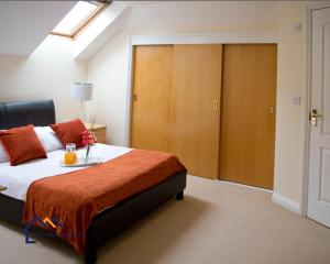 A bed or beds in a room at Bounty Suite Basingstoke