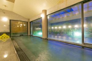 kryty basen z dużym oknem w obiekcie Ichinomata Onsen Kanko Hotel w mieście Shimonoseki