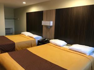 Кровать или кровати в номере Budget Inn Tonawanda