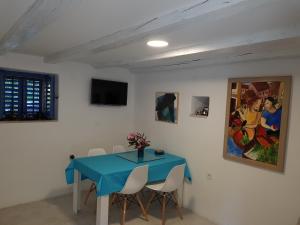 une salle à manger avec une table bleue et des chaises dans l'établissement The Istrian, à Vrsar