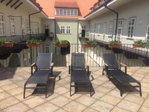 - un ensemble de chaises assises sur une terrasse dans l'établissement Althanský palác, à Znojmo