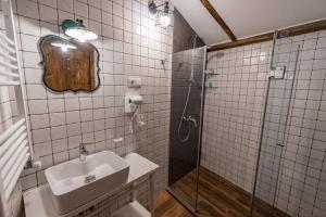 Koupelna v ubytování Doors Meidan Design Hotel + 37 fotografií