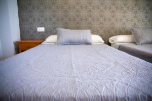 Łóżko lub łóżka w pokoju w obiekcie Hotel Salambina