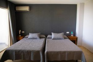 Łóżko lub łóżka w pokoju w obiekcie Hotel Salambina