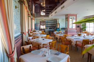 Restauracja lub miejsce do jedzenia w obiekcie Hotel Salambina