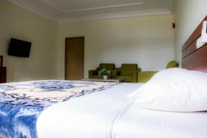 Postel nebo postele na pokoji v ubytování Hôtel Mirambeau
