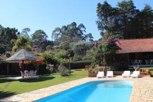 uma piscina no quintal de uma casa em Pousada Terra Viva em Cunha