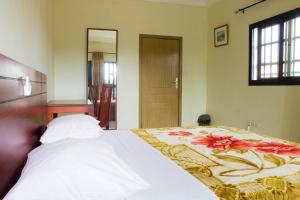 Postel nebo postele na pokoji v ubytování Hôtel Mirambeau