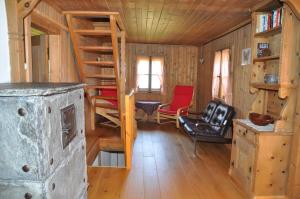 uma sala de estar com uma escada num chalé de madeira em Chalet Sanpeter em Sent