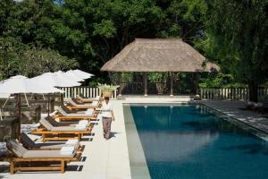 Bazén v ubytování REVĪVŌ Wellness Resort Nusa Dua Bali nebo v jeho okolí