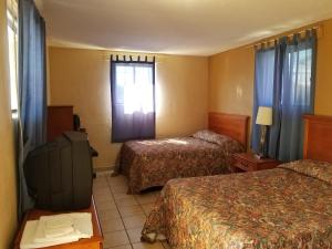 Postel nebo postele na pokoji v ubytování Atlantic Inn
