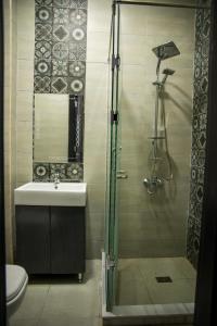 een badkamer met een douche, een wastafel en een toilet bij Egyptian Night Hostel in Caïro