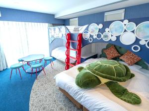 Zimmer mit einem Bett mit Schildkröte in der Unterkunft La'gent Hotel Okinawa Chatan Hotel and Hostel in Chatan