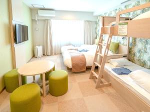 北谷町的住宿－沖繩北谷柔婕閣酒店，一间卧室配有双层床和书桌