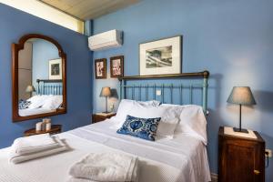 Un pat sau paturi într-o cameră la Lagonisi Villa Afroditi