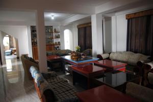 sala de estar con sofá y mesa en Vamoose Sherpa Homestay, en Ravangla