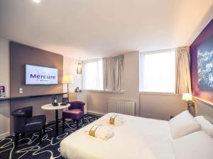 Postel nebo postele na pokoji v ubytování Mercure Saint Lô Centre