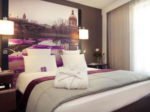 una habitación de hotel con una cama grande con una foto de la ciudad en Mercure Toulouse Centre Wilson Capitole, en Toulouse