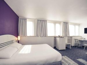 Postel nebo postele na pokoji v ubytování Mercure Saint Lô Centre + 20 fotografií