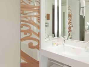 Mercure Chambéry Centre tesisinde bir banyo