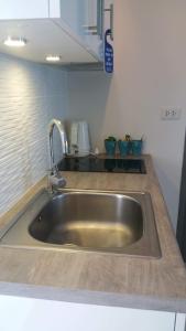 Кухня или мини-кухня в GrandBlue Condominium 201
