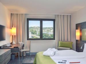 Postel nebo postele na pokoji v ubytování Mercure Hotel Koblenz