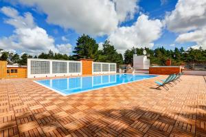 Bazén v ubytování Apartamenty Poddąbek- basen kryty, sauna, animacje dla dzieci , małpi gaj, baseny na dachu nebo v jeho okolí