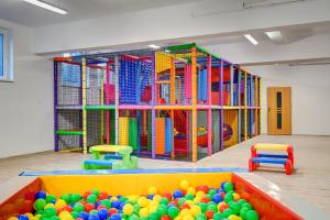 Dětský klub v ubytování Apartamenty Poddąbek- basen kryty, sauna, animacje dla dzieci , małpi gaj, baseny na dachu