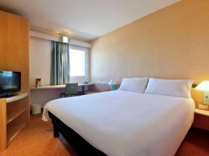 Cama o camas de una habitación en Hotel ibis Leiria Fatima